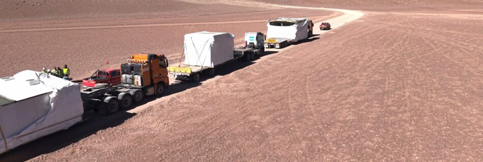 Copyright: Ludolf DahmenThe FYST telescope parts being transported through the Atacama desert (Copyright: Ludolf Dahmen, UzK)